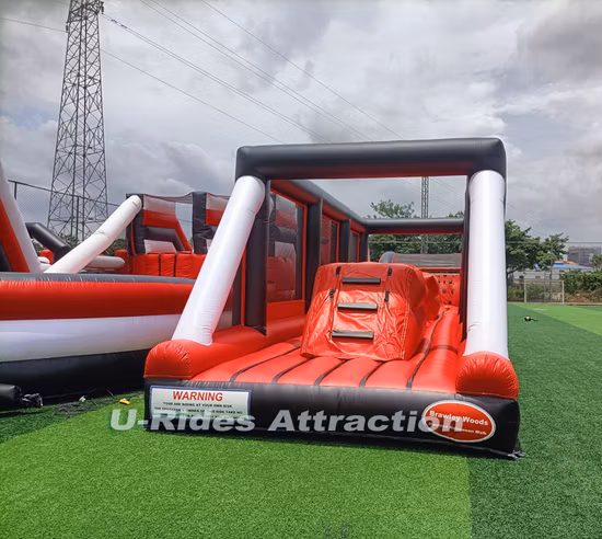  야외 풍선 트램폴린 공원, 장애물 공원, 어린이와 성인을 위한 풍선 장애물 코스를 운영하는 닌자 전사.  상업 할로윈 이벤트